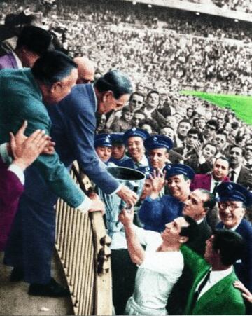 El 12 de abril de 1964 el Real Madrid empató a uno con el Sevilla y se proclamó campeón de Liga a falta de tres jornadas. En la imagen, Gento recibe el trofeo de campeón de Liga.