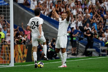 El exjugador del Real Madri, Julioi Baptista, celebra el primer gol del encuentro.