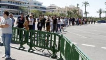 Seguidores del Elche en busca de una entrada.