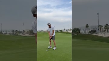 ¿Qué está pasando? ‘Checo’ Pérez fue ayudado por Baby Yoda mientras jugaba golf