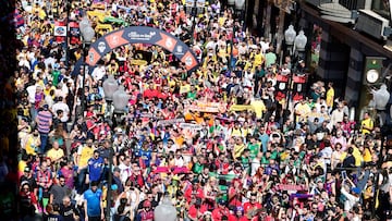 El encuentro de aficiones en la calle Triana de Las Palmas de Gran Canaria.
