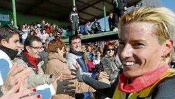 <b>BAÑO DE MULTITUD. </b>Domínguez saluda a sus paisanos tras la victoria de ayer en Venta de Baños.