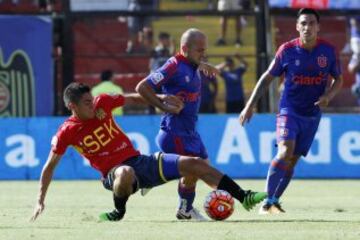 El jugador de Universidad de Chile, Gustavo Lorenzetti,  centro, disputa el balon con Pablo Galdames de Union Española durante el partido de primera division en el estadio Santa Laura de Santiago, Chile.