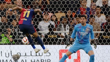 YEDA (ARABIA SAUDÍ), 12/01/2025.- El delantero brasileño del FC Barcelona Raphinha (i) remata de cabeza ante Thibaut Courtois, del Real Madrid, durante el partido de la final de la Supercopa de España de fútbol entre el Real Madrid y el FC Barcelona, este domingo en Yeda, Arabia Saudí. EFE/ Alberto Estévez