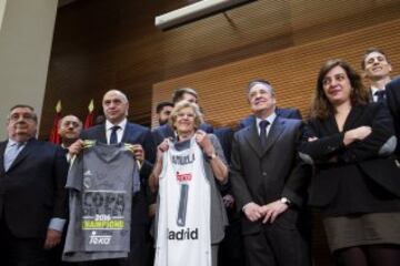 La alcaldesa de Madrid, Manuela Carmena también recibió en el Ayuntamiento al Real Madrid.