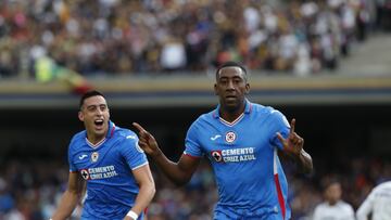 MEX4342. CIUDAD DE MÉXICO (MÉXICO), 19/09/2022.- Gonzalo Carneiro (d) de Cruz Azul celebra un gol anotado a Pumas hoy, en un partido de la jornada 15 del Torneo Apertura 2022 del fútbol mexicano, en el estadio Olímpico Universitario en Ciudad de México. EFE/ Mario Guzmán
