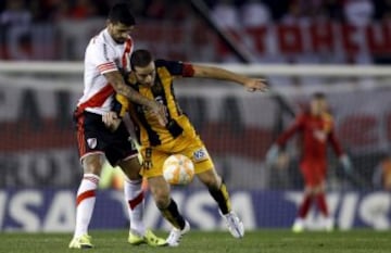 Primer plano del juego de semifinal entre River y Guaraní