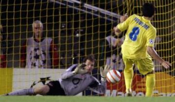 Riquelme con el Villarreal fallando un penalti en el partido de vuelta de las semifinales de la Champions League 2006 contra el Arsenal. 