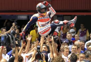 Marc Márquez, del equipo Repsol Honda Team, es manteado tras ganar la carrera de MotoGP del Gran Premio de Catalunya.