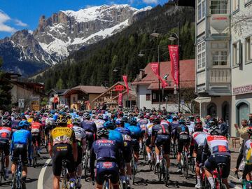 A general view shows the pack of riders taking the start of the 17th stage of the Giro d&#039;Italia 2021 cycling race, 193km between Canazei and Sega di Ala on May 26, 2021. (Photo by Luca Bettini / AFP)