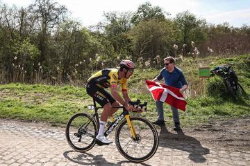 Un espectador con la bandera de Suiza anima al ciclista francés del equipo Jumbo-Visma, Christophe Laporte.