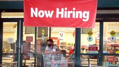 HALLANDALE, FLORIDA - 21 DE SEPTIEMBRE: Un cartel de Now Hiring cuelga cerca de la entrada de un supermercado Winn-Dixie el 21 de septiembre de 2021 en Hallandale, Florida. 