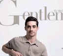 Javier Fernández luce elegante en la portada de 'Gentleman'