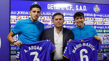 GETAFE (CA MADRID), 31/07/2025.- El defensa marroquí, Abdel Abqar (i), junto al centrocampista Mario Martín (d), acompañados por el director deportivo del Getafe, Toni Muñoz (c), durante su presentación como nuevos jugadores del club, este jueves. EFE/ Zipi