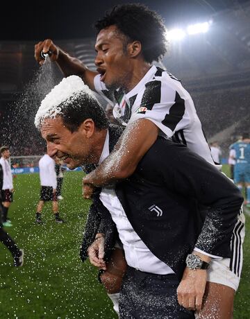 La broma de Juan Guillermo Cuadrado a Massimiliano Allegri en medio del festejo