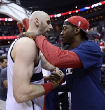 El jugador de Wizards Marcin Gortat (i) conversa con el mariscal del equipo Redskins Robert Griggin III.