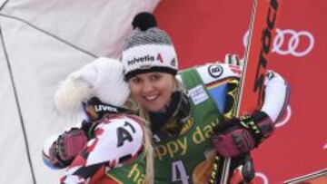 La alemana Viktoria Rebensurg felicita a la austríaca Eva-Maria Brem.