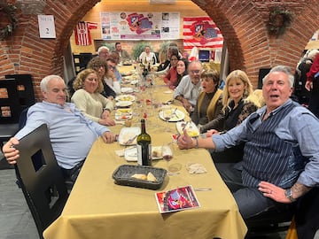 Asistentes a la cena del VIII aniversario de la peña atlética Nunca Dejes de Creer. 