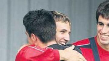 <b>EN LA GRADA. </b>Gurpegi celebra el primer tanto con Álex García.