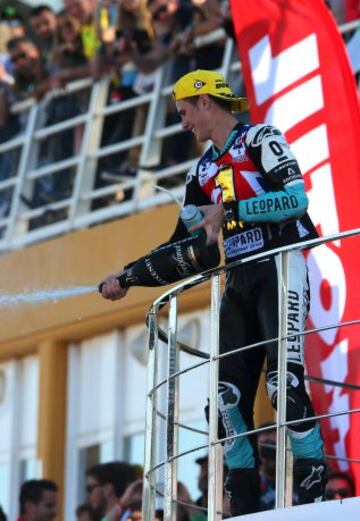 Danny Kent gana su primer campeonato en el Mundial de motociclismo.