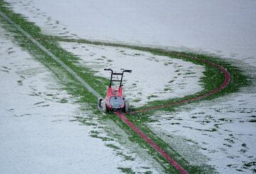 Un manto de nieve cubre el césped del estadio de Bérgamo.o.

