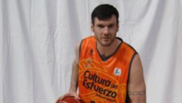 Ksystof Lavrinovic, posa con la camiseta de su nuevo equipo.