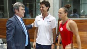 Miki Oca, con Miguel Cardenal y la capitana Jennifer Pareja.