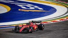 Singapore (Singapore), 15/09/2023.- Spanish Formula One driver Carlos Sainz of Scuderia Ferrari in action during a practice session for the Formula One Singapore Grand Prix at the Marina Bay Street Circuit, Singapore, 15 September 2023. The Formula 1 Singapore Grand Prix 2023 is held on 17 September. (Fórmula Uno, Singapur, Singapur) EFE/EPA/TOM WHITE
