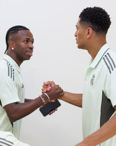 Vinicius Jr. saluda a Jude Bellingham, a la llegada del primero al hotel Four Seasons Palm Beach, en Florida.