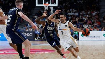 Campazzo, base del Real Madrid, supera a Dylan Ennis, del UCAM Murcia.