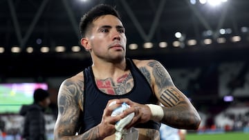 London (United Kingdom), 09/11/2023.- Francisco Ortega of Olympiacos gives his shirt to fans after the UEFA Europa League Group A match between West Ham United and Olympiacos Piraeus in London, Britain, 09 November 2023. West Ham won 1-0. (Reino Unido, Londres, Pireo) EFE/EPA/ANDY RAIN