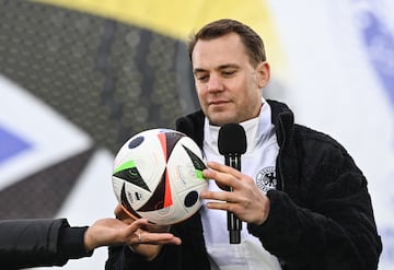 Berlin (Germany), 15/11/2023.- German national soccer team goalkeeper Manuel Neuer poses with the official match ball of the UEFA Euro 2024 during a special event in Berlin, Germany, 15 November 2023. Germany will host the UEFA Euro 2024 tournament from 14 June to 14 July 2024. (Alemania) EFE/EPA/FILIP SINGER