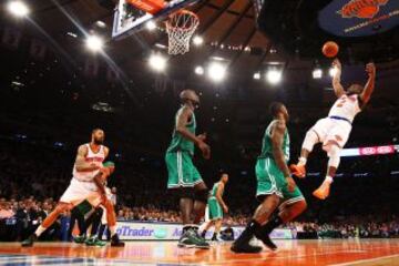 Knicks 86 - Celtics 92 (3-2). Raymond Felton de los Knicks intenta meter canasta.