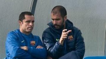 Guardiola conversa con Sergi durante el entrenamiento