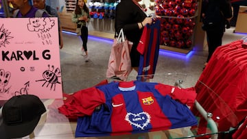 GRAFCAT2712. BARCELONA (ESPAÑA), 12/04/2024.- Una joven recorre la Barça Store de la Rambla este viernes en que el FC Barcelona ha anunciado que el primer equipo de fútbol lucirá el logotipo de la artista colombiana Karol G en la camiseta del clásico de LaLiga EA Sports que se disputará el próximo 21 de abril en el Santiago Bernabéu. El representativo corazón espinado de la artista colombiana sustituirá al logotipo de Spotify en el frontal de la zamarra azulgrana en el duelo contra el Real Madrid.EFE/ Toni Albir
