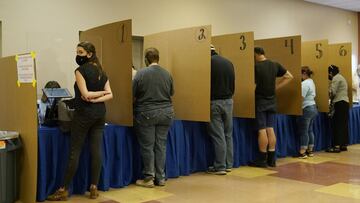 Las personas se preparan para votar en un lugar de votaci&oacute;n el &uacute;ltimo d&iacute;a de la votaci&oacute;n anticipada el viernes 30 de octubre de 2020 en Las Vegas.