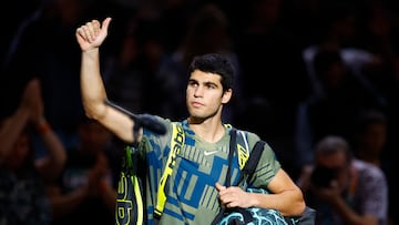 El tenista espa?ol Carlos Alcaraz saluda al p¨²blico tras su retirada ante Holger Rune en el Masters 1.000 de Par¨ªs.
