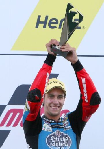Piloto español Alex Rins celebra en el podio después de ganar la categoría de Moto3 del Gran Premio de Gran Bretaña de Motociclismo en el circuito de Silverstone