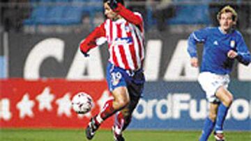<B>NOCHE SOÑADA</b>. Javi Moreno con este bello taconazo se llevó la pelota en el primero de sus goles. Por fin el Calderón disfrutó con sus tantos.