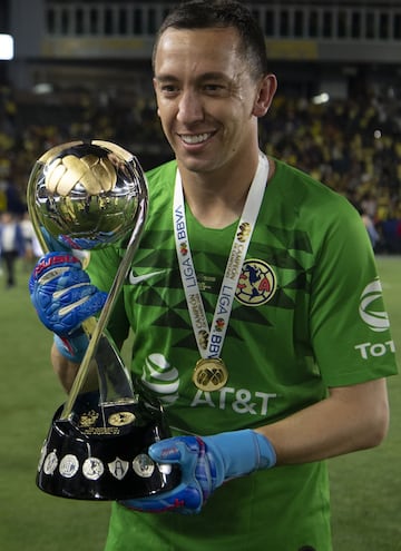 El guardamenta argentino ha logrado lo que pocos en el futbol mexicano, pues en sólo cuatro años de militancia en México consiguió cinco títulos (2 Liga MX, 2 Campeón de Campeones y 1 Copa MX), por ello, sin duda alguna el cancerbero que ahora milita en el Porto es uno de los mejores extranjeros que ha pisado nuestro país