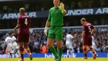 TOCADOS. Hart, Kompany y Zabaleta se muestran hundidos tras un gol del City.