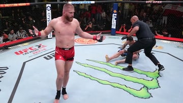 Blachowicz celebra su victoria ante Rakic.