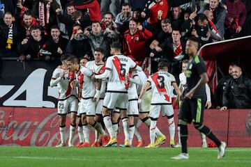 3-2. Óscar Trejo celebra el tercer gol que marca de penalti.