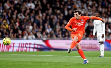 1-1. Mikel Oyarzabal no perdona desde los once metros. Fusila al centro de la portería de Thibaut Courtois que se vence a su lado izquierdo.