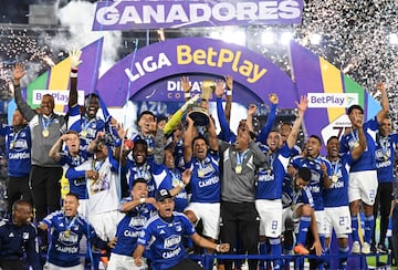 Millonarios celebra el título de la Liga BetPlay tras derrotar a Atlético Nacional este sábado en el estadio El Campín.