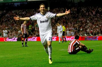 Started out in the youth categories at River Plate, and spent two seasons playing with the first team, until he was spotted by Real Madrid. He joined Los Blancos in 2006 and left the club in 2013