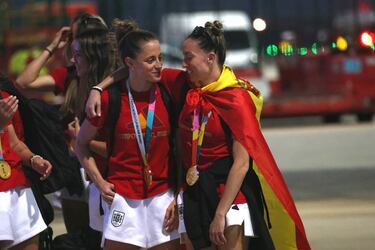 Ona Valle y Eva Navarro a su llegada al aeropuerto de Barajas.