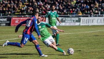 El jugador de la SD Eibar Fabían Orellana (izda) pelea por el control del balón con el jugador del Cacereño, Teto.
