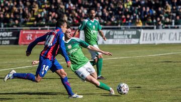  El jugador de la SD Eibar Fab&iacute;an Orellana (izda) pelea por el control del bal&oacute;n con el jugador del Cacere&ntilde;o, Teto.