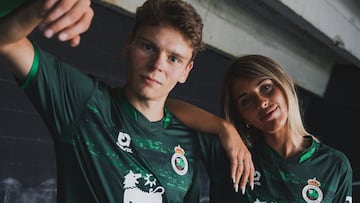 La segunda camiseta lleva en el interior el saludo de los jugadores a la afición al acabar el partido.